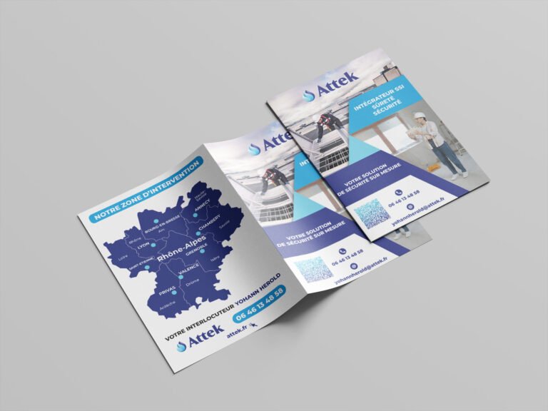 Brochure Attek dépliée avec pages de présentation.