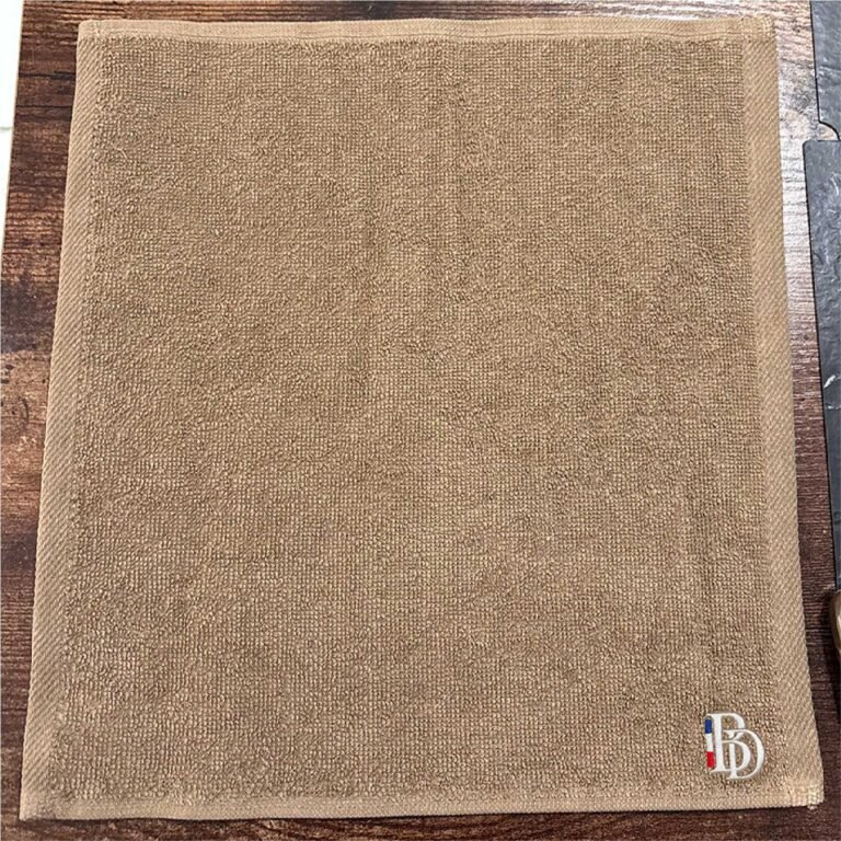 Serviette de barbier beige Barber District avec logo brodé