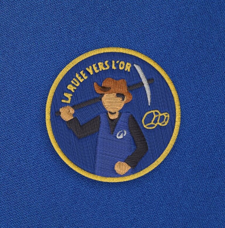 Broderie homme bleu nuit du visuel La ruée vers l'or sur fond bleu.