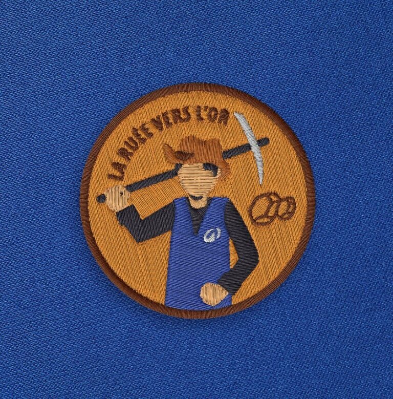 Broderie homme marron du visuel La ruée vers l'or sur fond bleu.