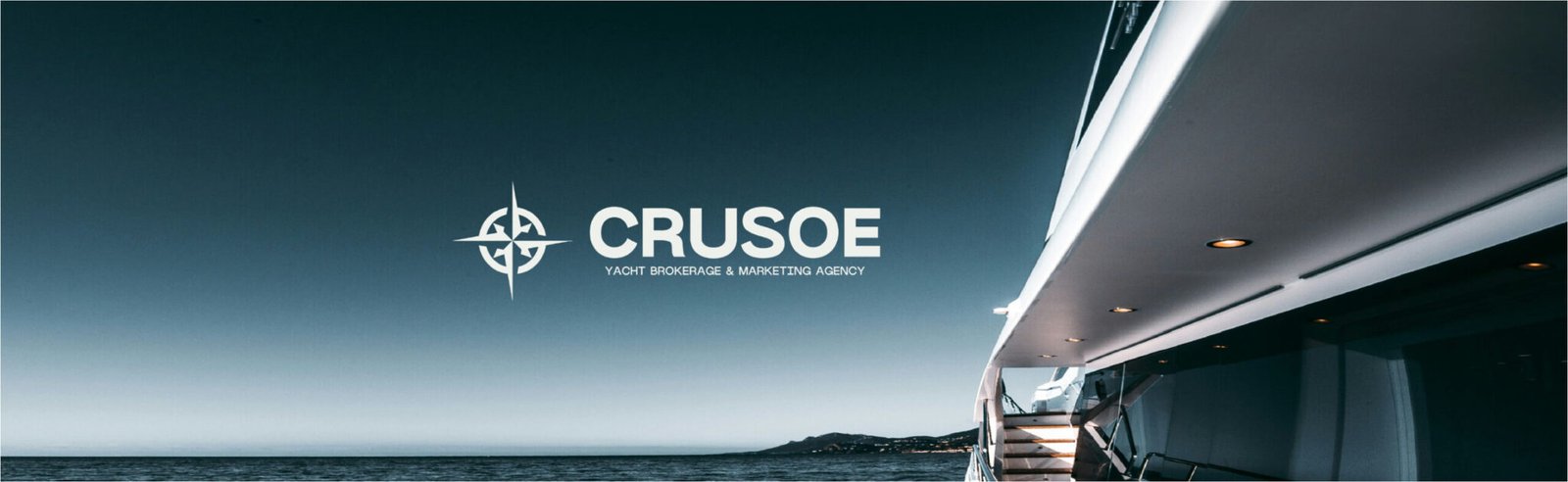 Identité visuelle Crusoe appliquée sur un visuel horizontale de yacht en mer.