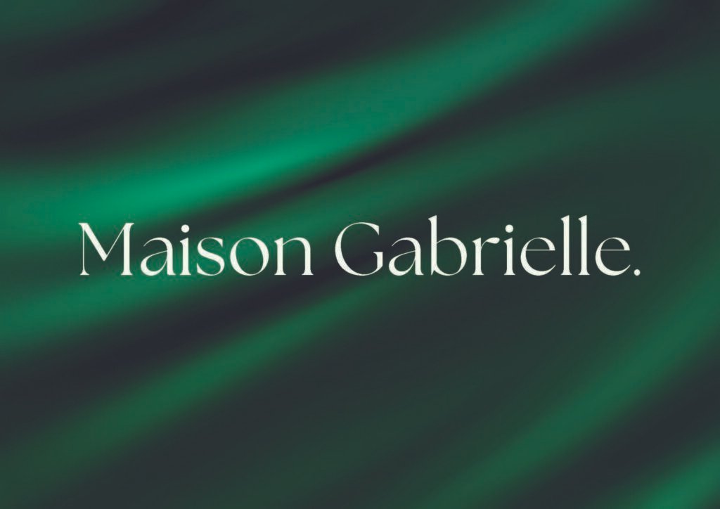 Logo de la marque Maison Gabrielle sur un fond en soie vert.