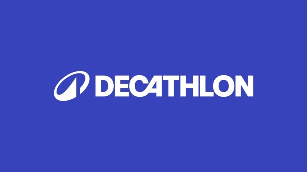 Logo Decathlon blanc sur un fond bleu