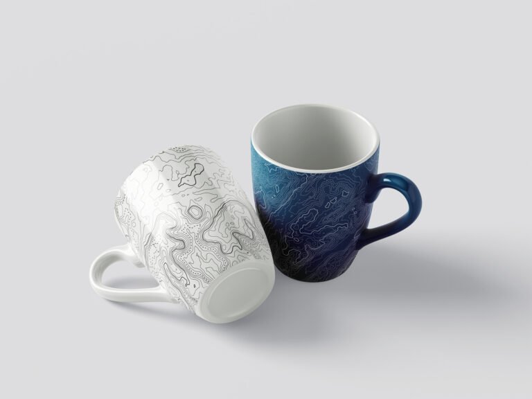 Deux tasses avec motifs de l'identité visuelle Crusoe.