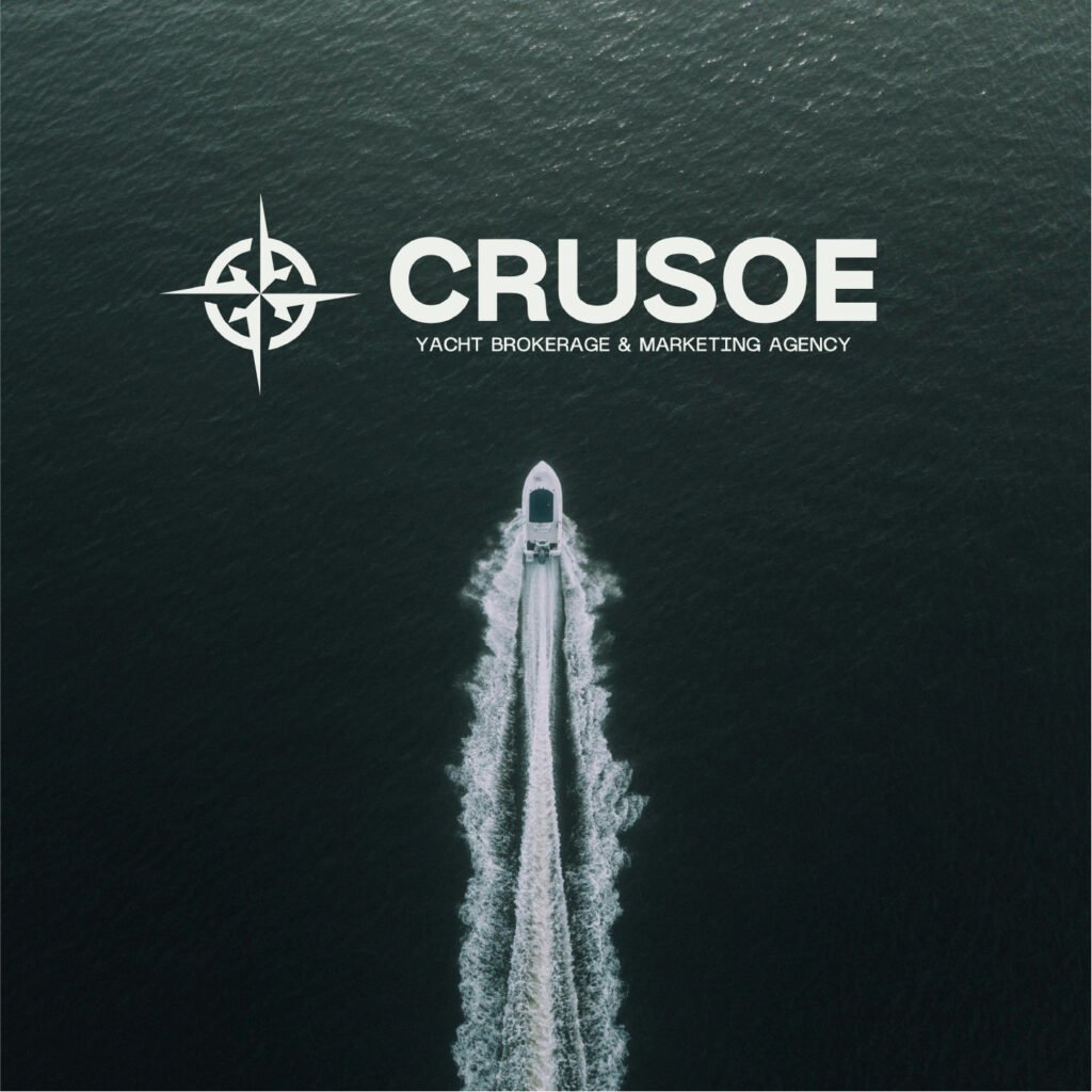 Page d'accueil du site Crusoe avec vue aérienne d'un yacht en mer.