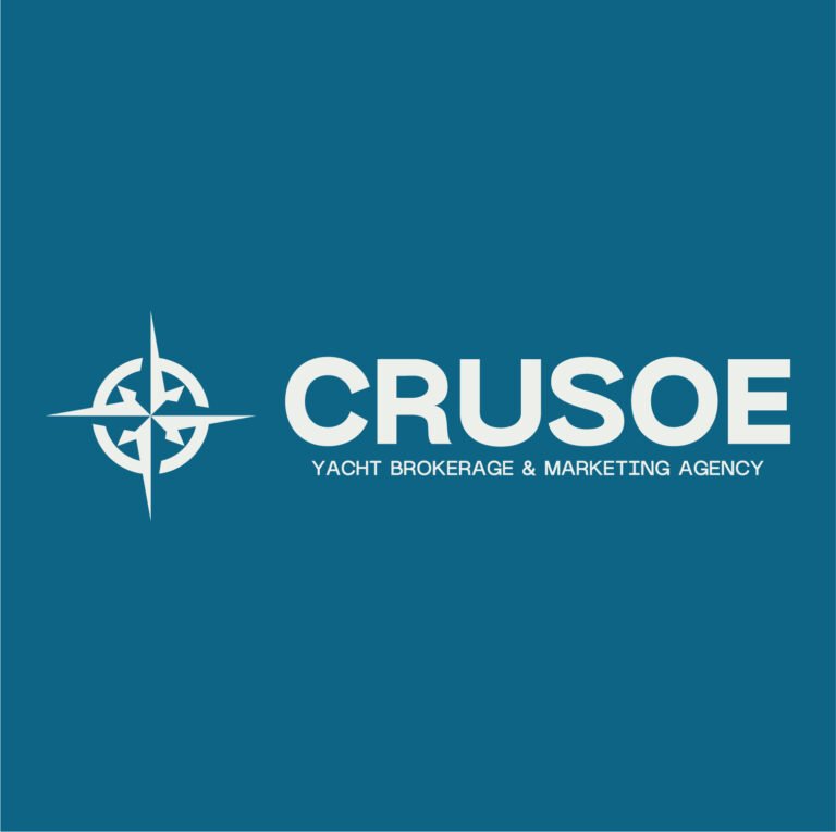 Logotype horizontale Crusoe, agence de brokerage et marketing spécialisée dans le yachting, sur fond bleu.