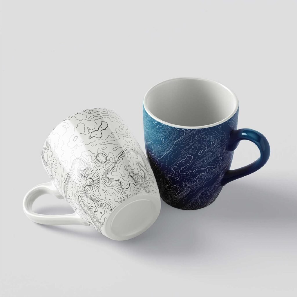 Deux tasses avec motifs de l'identité visuelle Crusoe.