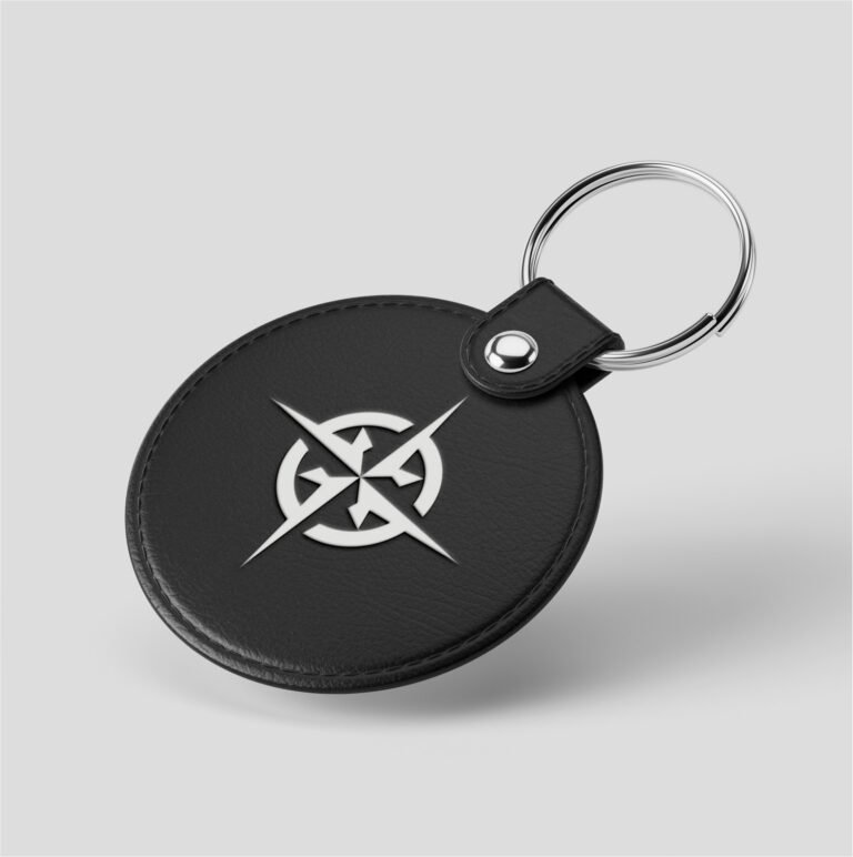 Porte-clés noir avec symbole Crusoe en blanc.