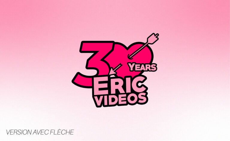 Logo 30 Years Eric Videos version classique avec flèche sur fond rose.