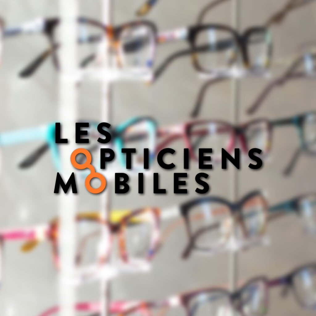 Logo des Opticiens Mobiles posé sur un fond représentant des lunettes