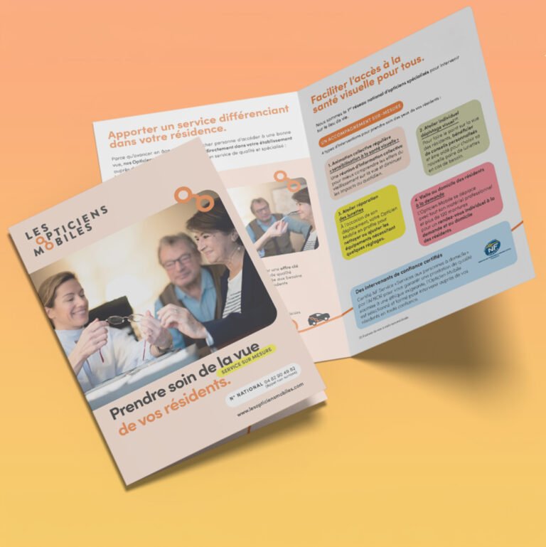 Maquette de brochure ouverte avec photos, textes et aplats colorés sur fond orange.