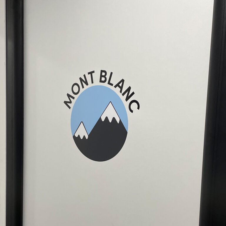 Logo Mont Blanc posé sur une vitre de bureau.