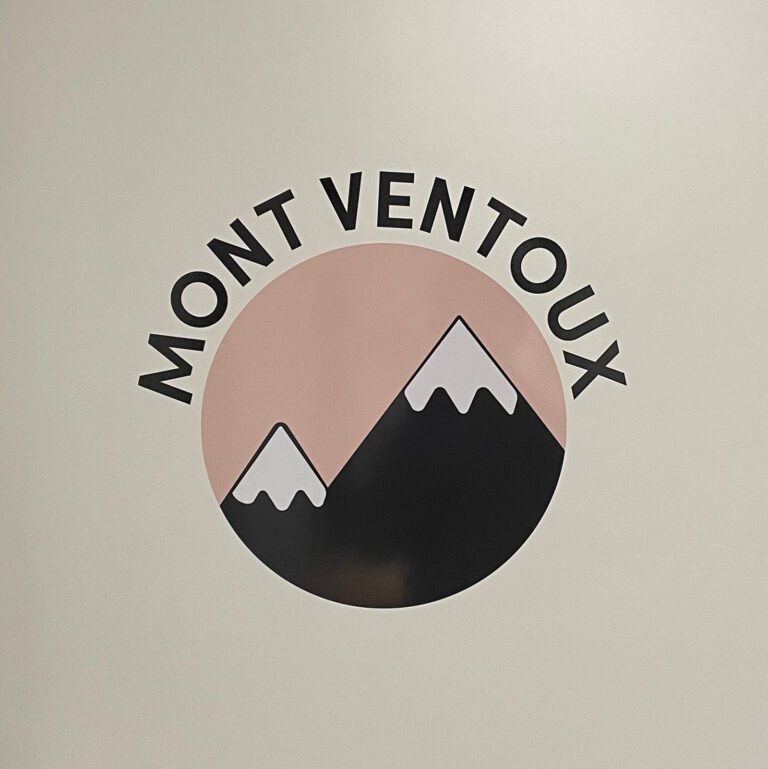 Logo Mont Ventoux appliqué sur une paroi vitrée.