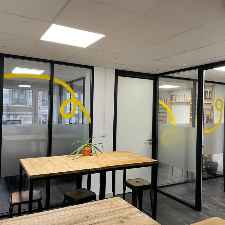 Salle de réunion dans les bureaux Les Opticiens Mobiles.