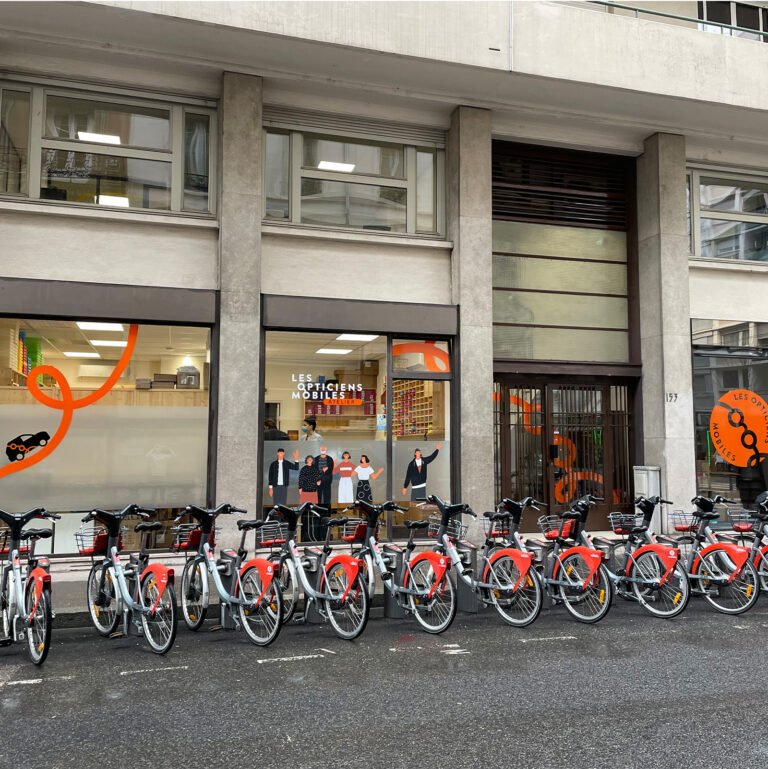 Façade des bureaux Les Opticiens Mobiles à Lyon.