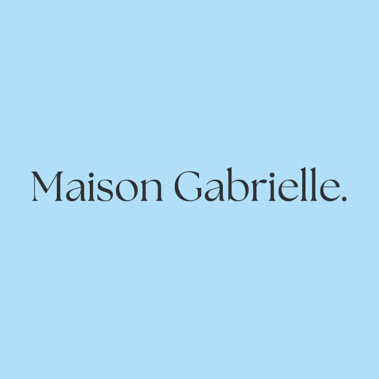 Logotype horizontale Maison Gabrielle sur fond bleu clair.