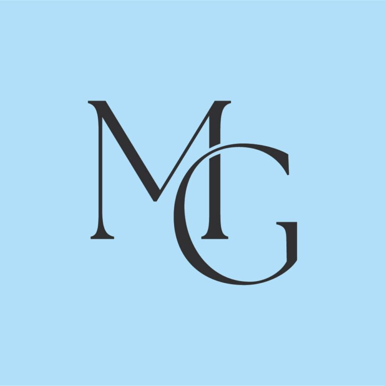 Monogramme MG noir sur fond bleu clair pour Maison Gabrielle.