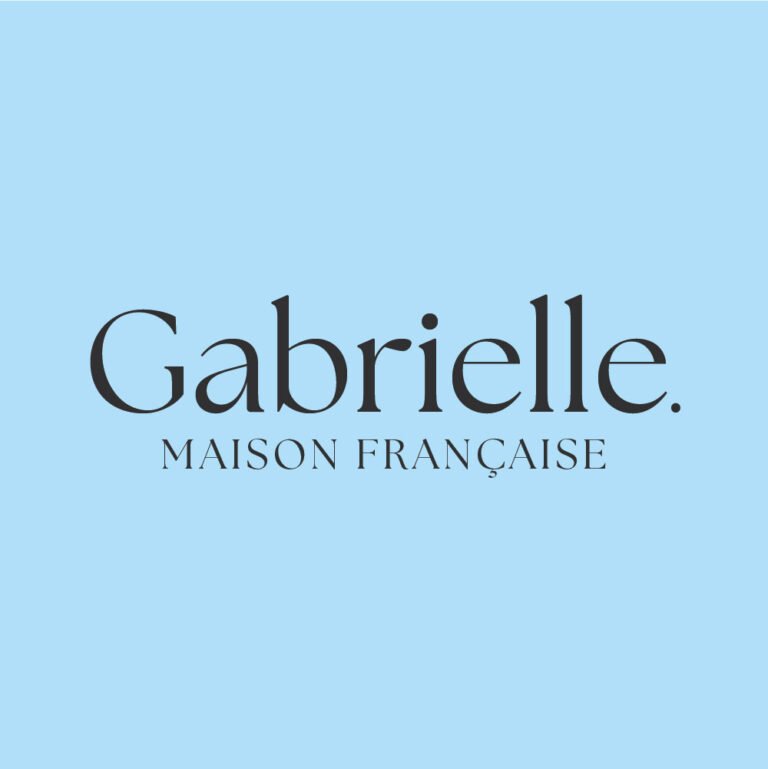 Logotype verticale Maison Gabrielle sur fond bleu clair.