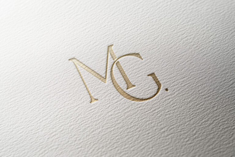 Monogramme MG embossé sur papier texturé pour Maison Gabrielle.