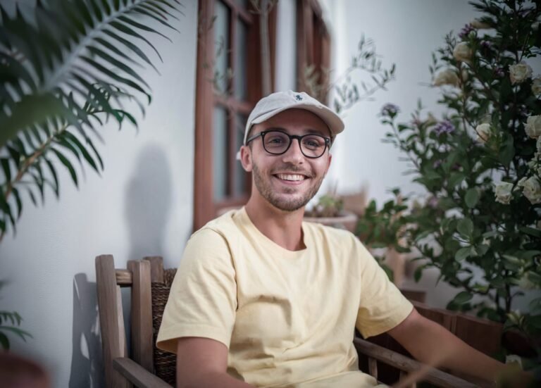 Portrait de Théo Piatkowski, graphiste freelance à Lyon.