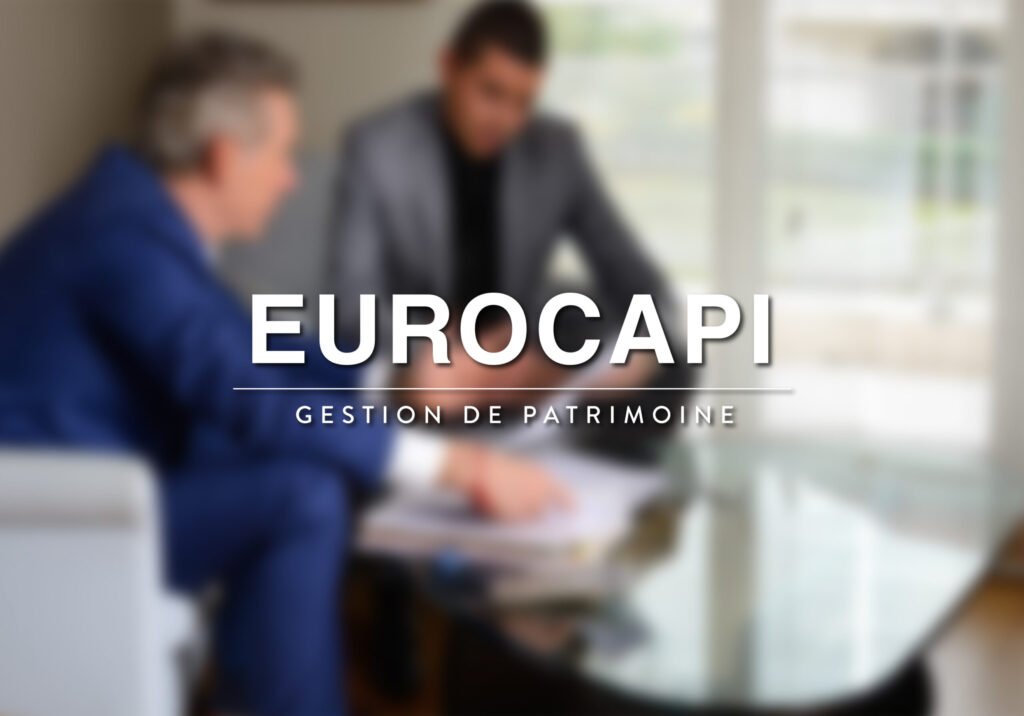 Logo du cabinet de gestion de patrimoine Eurocapi sur fond flouté de deux personnes
