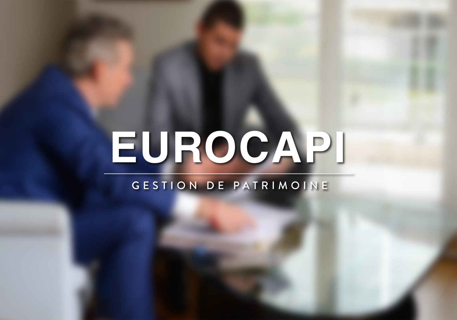 Eurocapi – bannière Logo du cabinet de gestion de patrimoine Eurocapi sur fond flouté de deux personnes